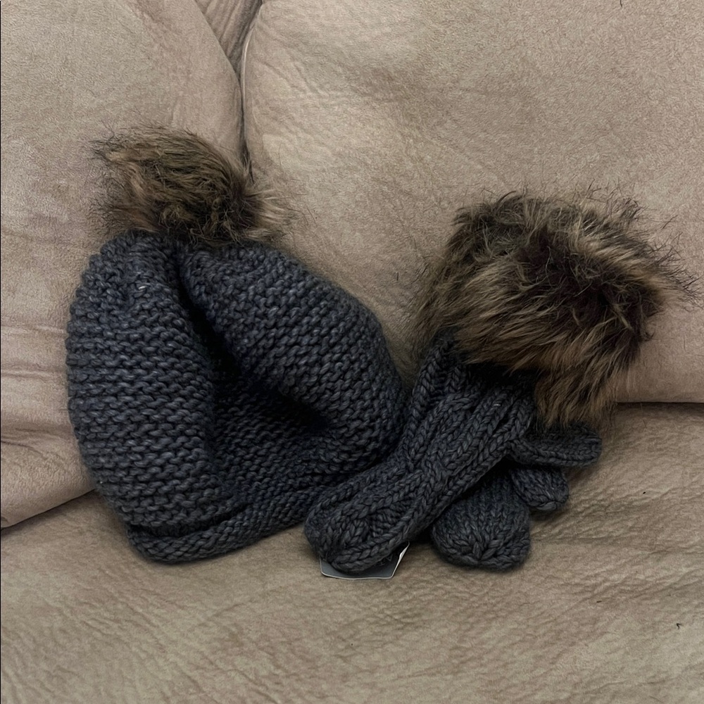 Athleta Black Knit Gloves and Hat Set with Brown Fur Trim